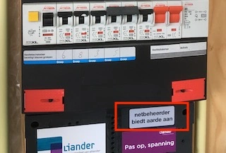 Meterkast met aarde vanuit het net